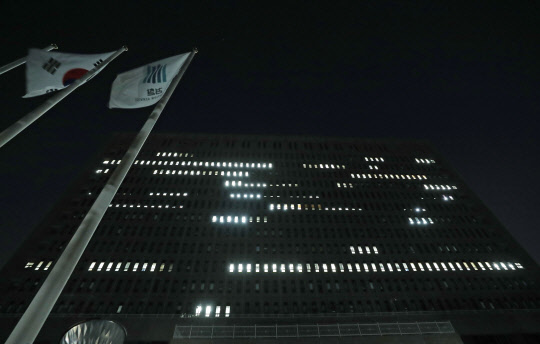 늦은 밤까지 불이 꺼지지 않는 중앙지검의 모습      (서울=연합뉴스) 임화영 기자 = 조국 법무부 장관의 부인 정경심 동양대 교수가 사모펀드, 자녀들의 입시 관련 의혹 등을 조사받기 위해 5일 검찰에 피의자 신분으로 재소환 됐다. 사진은 이날 밤늦게까지 불이 꺼지지 않는 서울 서초구 중앙지검의 모습. 2019.10.5       hwayoung7@yna.co.kr  (끝)